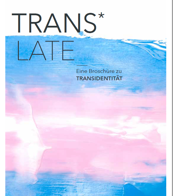Titelblatt der Broschüre "Translate - Eine Broschüre zu Transidentität" Auf weißem Hintergrund sind die Farben der Transflagge zu sehen: Von oben nach unten hellblau, rosa, weiß, rosa, hellblau. Darauf steht der Titel der Broschüre in schwarzer Schrift.