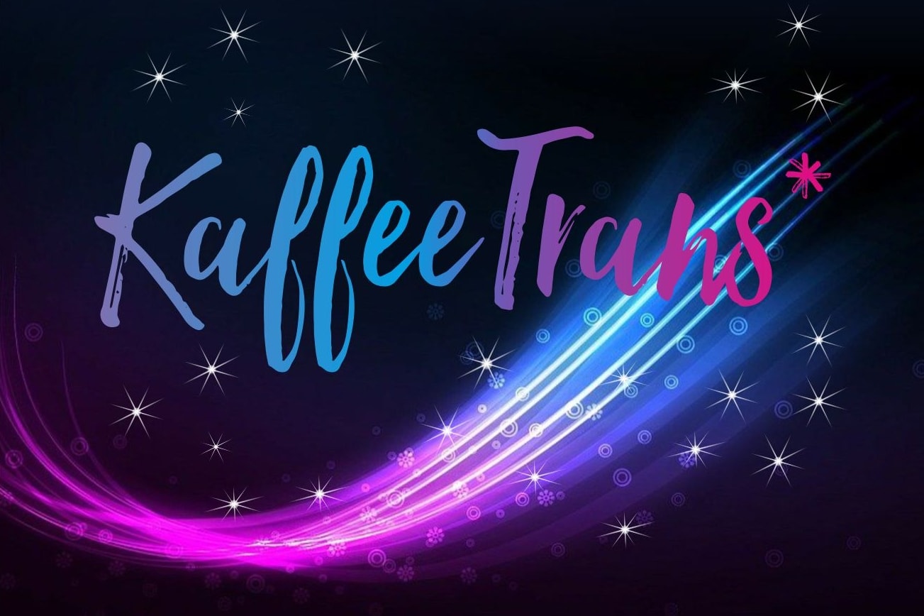 Schwarzer Hintergrund. In bunten Buchtaben steht in der Mitte der Name der Empowermentgruppe: Kaffee Trans*. Die Buchstaben sind pink, lila und blau und gehen ineinander über. Um die Schrift sind pinke, lila und blaue Sternchen zu sehen. Die Sternchen sehen aus wie Sterne an einem Nachthimmel.