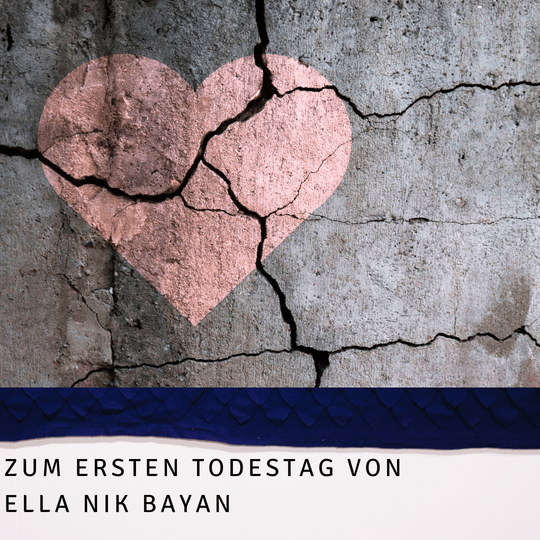 Ein Foto einer Wand aus Beton. Auf die graue Wand wurde in rosarotes Herz gemalt. Der Beton hat viele Risse, das Herz ist gebrochen. Unter dem Bild steht "Zum ersten Todestag von Ella Nik Bayan"