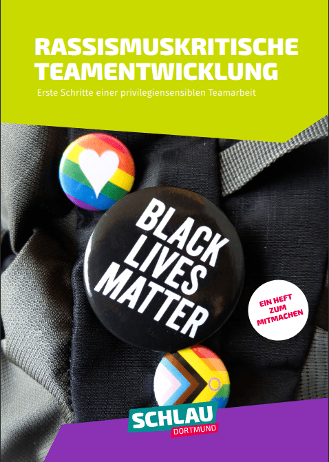 Die Titelseite der Broschüre „Rassismuskritische Teamentwicklung – Erste Schritte in eine privilegiensensible Teamarbeit“ von SCHLAU Dortmund. Hier steht der Titel des Heftes. Als gestalterisches Element ist eine Jacke mit verschiedenen Pride und Anti-Rassismus Buttons abgebildet.