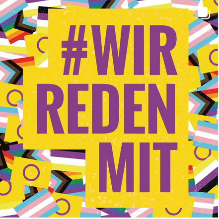 Grafik. In der Mitte steht "Wir reden mit" in großen lilafarbenen Buchstaben auf gelbem Hintergrund. Rund um die Schrift sind viele kleine Flaggen zu sehen: Transflaggen, Interflaggen und Progress-Flaggen.