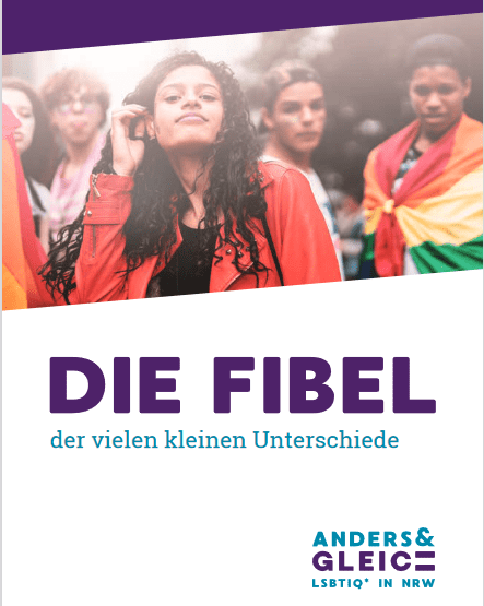 Titelbild der Broschüre. Da steht: „Die Fibel der vielen kleinen Unterschiede“, lila Schrift auf weißem Hintergrund. Darunter steht klein in blau: Anders und Gleich – LSBTIQ* in NRW.
Auf der oberen Hälfte des Titels ist ein Foto zu sehen. Abgebildet sind fünf junge Menschen, die sich Regenbogenfahnen über die Schulter geworfen haben oder auf ihren Wangen sind Regenbögen aufgemalt. Es sieht aus, als wären sie auf einer queeren Parade oder einem CSD.
