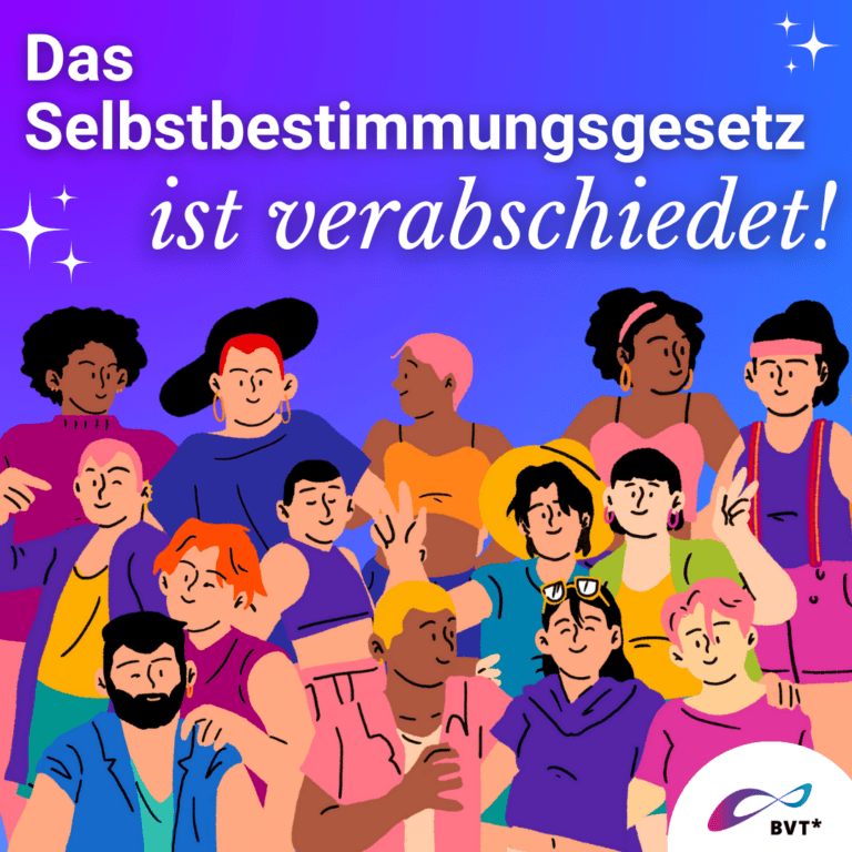 BVT Grafik. Da steht “Das Selbstbestimmungsgesetz ist verabschiedet!” Weiße Schrift auf lila Hintergrund. Um die Schrift herum sind Glitzersternchen zu sehen. Unter der Schrift ist eine Gruppe von Personen zu sehen. Alle lächeln, sie sehen entspannt aus und haben eine schöne Zeit zusammen. Manche halten ein Glas mit einem Getränk, manche umarmen einander und winken. Manche stehen, manche sitzen auf dem Boden. Die Personen haben unterschiedliche Geschlechtsausdrücke, manche haben lange, manche kurze Haare, manche tragen Hosen, andere Kleider. Sie haben unterschiedliche Haar- und Hautfarben. Manche tragen Bart, manche haben Ohrringe.