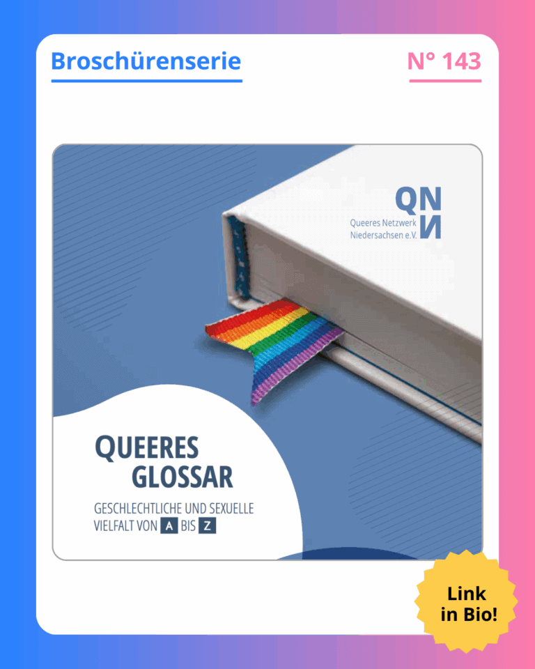 Grafik. Da steht: "Broschürenserie. Nummer 143. Deckblatt der Broschüre. Unten rechts steht: Queeres Glossar. Geschlechtliche und sexuelle Vielfalt von A bis Z." Blaue Schrift auf weißem Hintergrund. Der Text steht in einer gezeichneten Sprechblase. Im Hintergrund der Sprechblase ist ein Foto. Man sieht die Ecke eines weißen Buches. Unten aus dem Buch schaut ein regenbogenfarbenes Lesezeichen heraus. Das Buch liegt auf einem blauen Untergrund. Auf dem Buch ist das Logo des QNN zu sehen. Die Kachel hat einen blau und rosafarbenen Rahmen.